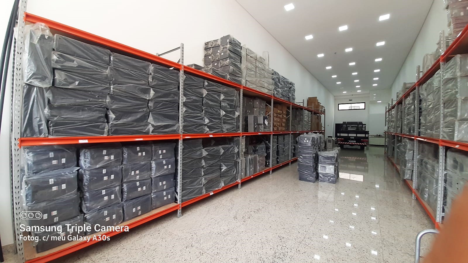 Interior da Loja e Estoque